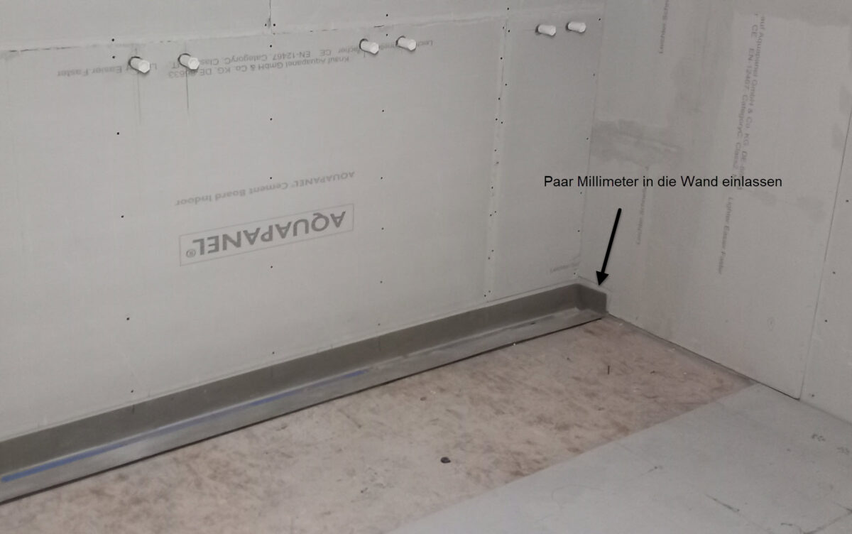 Hochwertige 200 cm Duschrinne aus V4A-Edelstahl mit variabler Abdeckung und flexibler Abflussposition für bodengleiche Duschen. Ideal für großformatige Fliesen und öffentliche Sanitärbereiche.