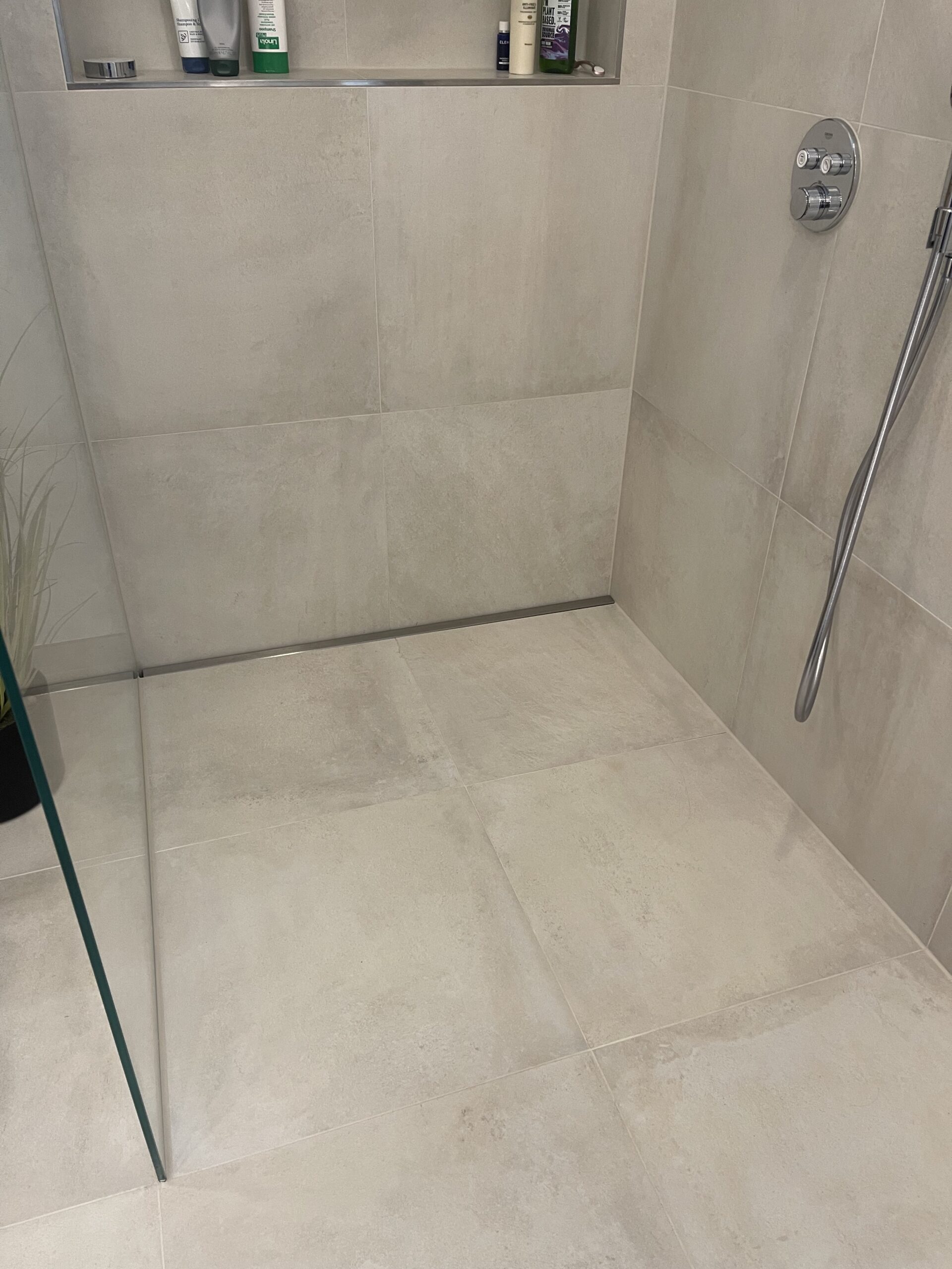 Geflieste Dusche mit Fliesen 60 x 60 cm Ablaufrinne Maßanfertigung 120 cm aus edelstahl