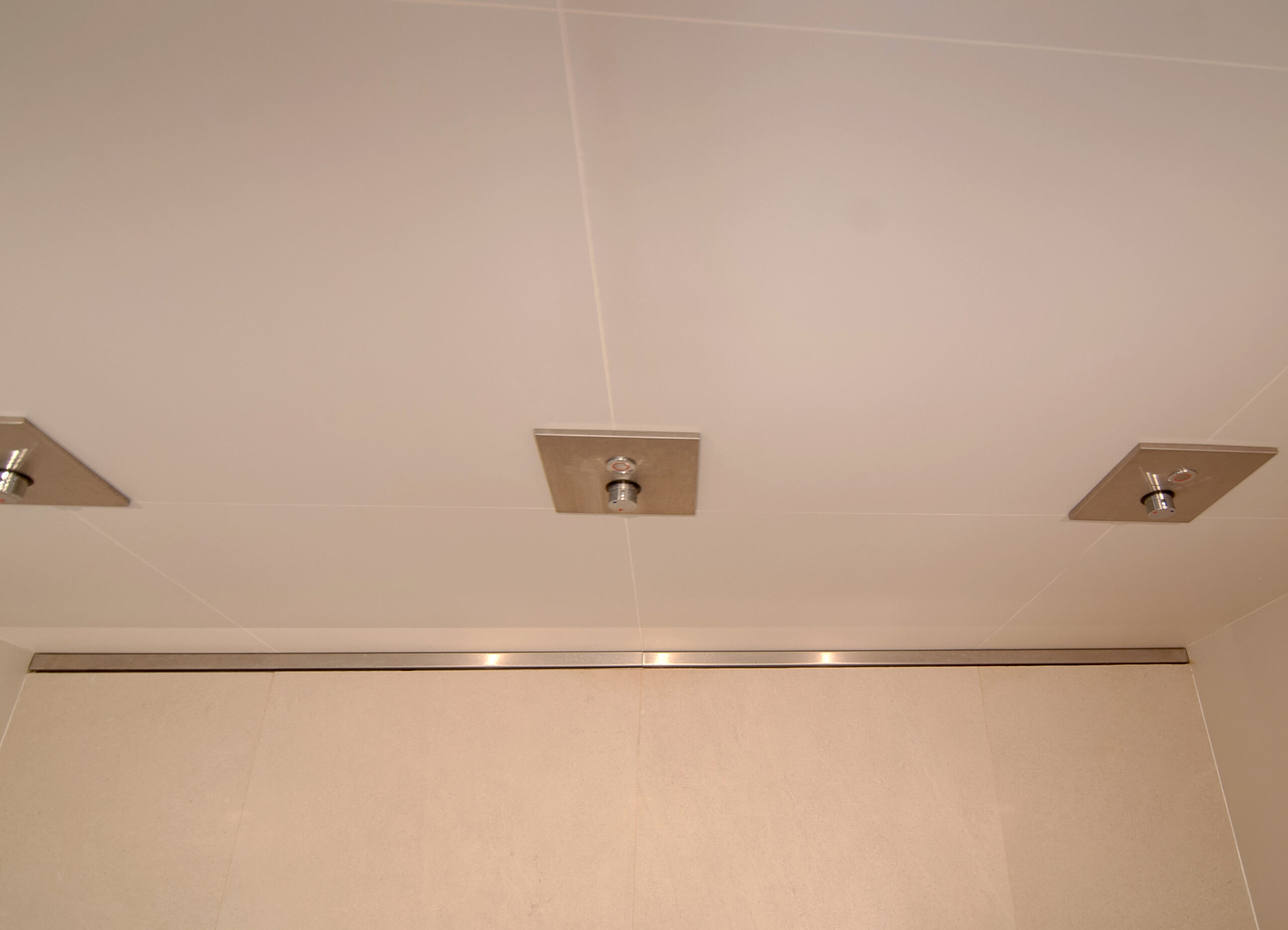 Duschrinnen aus Edelstahl für Fitnessstudios und Turnhallen