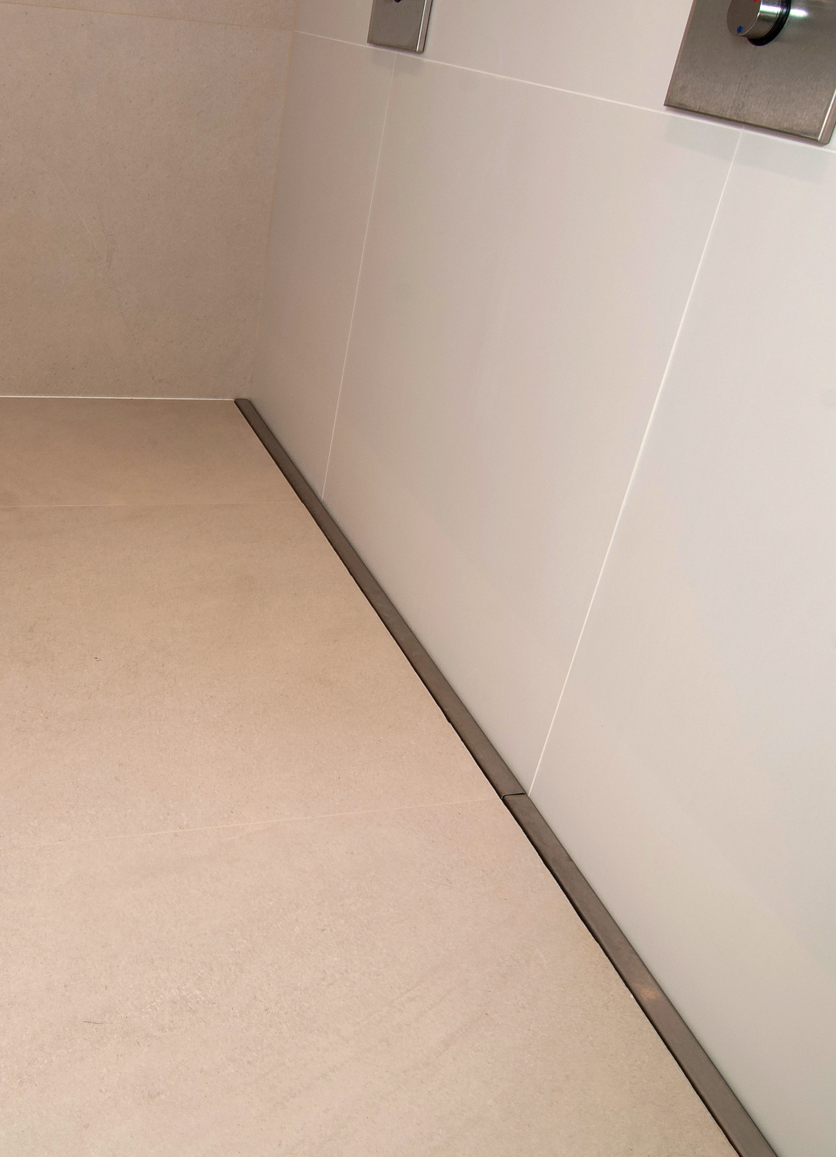 Duschrinnen aus Edelstahl für Fitnessstudios und Schwimmbäder